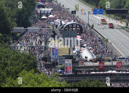 Amsterdam, Niederlande. Juni 2025. AMSTERDAM, NIEDERLANDE - 21. JUNI: Die Menschen nehmen am Autobahnfest an der Autobahn A10 Teil, wo die Temperaturen auf 30 Grad onÊJuneÊ21 stiegen, 2025 in Amsterdam, Niederlande. Das Festival OP de Ring Êtakes an der Autobahn A10, das wegen dieses historischen Ereignisses duringÊweekend zum 750. Jahrestag des cityÕs vorübergehend geschlossen wird. (Foto von Paulo Amorim/SIPA USA) Credit: SIPA USA/Alamy Live News Stockfoto