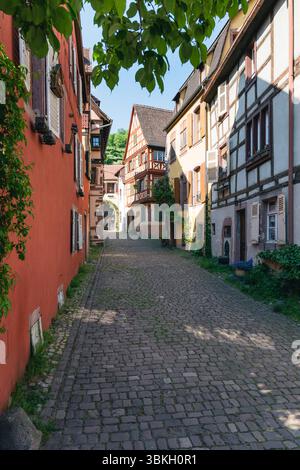 Farbenfrohe Fachwerkhäuser am Jean Ittel-Platz in der Altstadt von Kaysersberg, Elsass, Frankreich Stockfoto