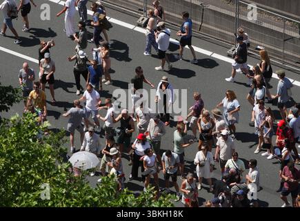 Amsterdam, Niederlande. Juni 2025. AMSTERDAM, NIEDERLANDE - 21. JUNI: Am 21. JUNI 2025 in Amsterdam, Niederlande, nehmen die Menschen am Highway Festival an der Autobahn A10 Teil, wo die Temperaturen auf 30 Grad anstiegen. Das Festival OP de Ring findet auf der Autobahn A10 statt, die wegen dieser historischen Veranstaltung am Wochenende zum 750-jährigen Bestehen der Stadt vorübergehend gesperrt ist. (Foto von Paulo Amorim/SIPA USA) Credit: SIPA USA/Alamy Live News Stockfoto