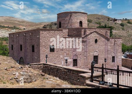 Die historische Aya Eleni Kirche oder St. Helena Kirche in Sille, Konya, Türkei. Altes Steingebäude in einer Berglandschaft unter blauem Himmel an einem sonnigen Tag Stockfoto