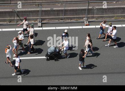 Amsterdam, Niederlande. Juni 2025. AMSTERDAM, NIEDERLANDE - 21. JUNI: Am 21. JUNI 2025 in Amsterdam, Niederlande, nehmen die Menschen am Highway Festival an der Autobahn A10 Teil, wo die Temperaturen auf 30 Grad anstiegen. Das Festival OP de Ring findet auf der Autobahn A10 statt, die wegen dieser historischen Veranstaltung am Wochenende zum 750-jährigen Bestehen der Stadt vorübergehend gesperrt ist. (Foto von Paulo Amorim/SIPA USA) Credit: SIPA USA/Alamy Live News Stockfoto