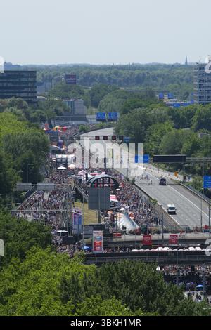Amsterdam, Niederlande. Juni 2025. AMSTERDAM, NIEDERLANDE - 21. JUNI: Am 21. JUNI 2025 in Amsterdam, Niederlande, nehmen die Menschen am Highway Festival an der Autobahn A10 Teil, wo die Temperaturen auf 30 Grad anstiegen. Das Festival OP de Ring findet auf der Autobahn A10 statt, die wegen dieser historischen Veranstaltung am Wochenende zum 750-jährigen Bestehen der Stadt vorübergehend gesperrt ist. (Foto von Paulo Amorim/SIPA USA) Credit: SIPA USA/Alamy Live News Stockfoto