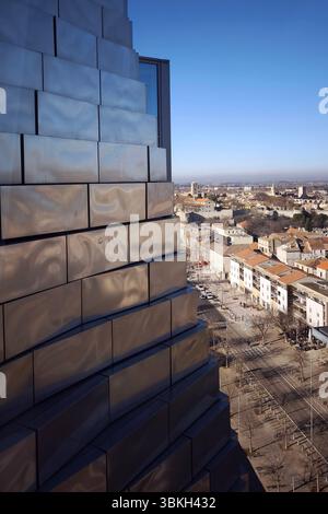 Arles, Frankreich , Provence, 04.01.2023, der Blick aus dem Fenster des Kulturkomplexes der Luma-Stiftung in Arles / Südfrankreich auf die Altstadt von Arles *** Arles, France , Provence, 04 01 2023, der Blick aus dem Fenster des Kulturkomplexes der Luma-Stiftung in Arles in Südfrankreich auf die Altstadt von Arles Stockfoto