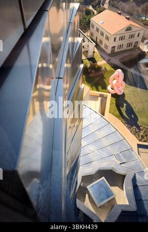 Arles, Frankreich , Provence, 04.01.2023, der Blick aus dem Fenster des Kulturkomplexes der Luma-Stiftung in Arles / Südfrankreich auf das Museumsgelände *** Arles, France , Provence, 04 01 2023, der Blick aus dem Fenster des Kulturkomplexes der Luma-Stiftung in Arles in Südfrankreich auf das Museumsgelände Stockfoto