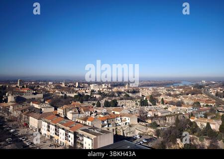 Arles, Frankreich , Provence, 04.01.2023, der Blick von der Dachterrasse des Kulturkomplexes der Luma-Stiftung in Arles / Südfrankreich auf die Altstadt von Arles *** Arles, France , Provence, 04 01 2023, der Blick von der Dachterrasse des Kulturkomplexes der Luma-Stiftung in Arles im Süden Frankreichs auf die Altstadt von Arles Stockfoto