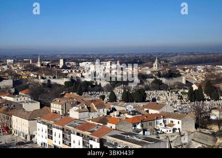 Arles, Frankreich , Provence, 04.01.2023, der Blick von der Dachterrasse des Kulturkomplexes der Luma-Stiftung in Arles / Südfrankreich auf die Altstadt von Arles *** Arles, France , Provence, 04 01 2023, der Blick von der Dachterrasse des Kulturkomplexes der Luma-Stiftung in Arles im Süden Frankreichs auf die Altstadt von Arles Stockfoto