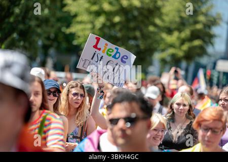Düsseldorf, Deutschland. Juni 2025. Ein Teilnehmer der Christopher Street Day-Rallye trägt ein Schild mit der Aufschrift „Liebe ist ein Menschenrecht“. Dieses Jahr lautet das Motto: „Liebe vereint - Hass zerstört!“. Quelle: Thomas Banneyer/dpa/Alamy Live News Stockfoto