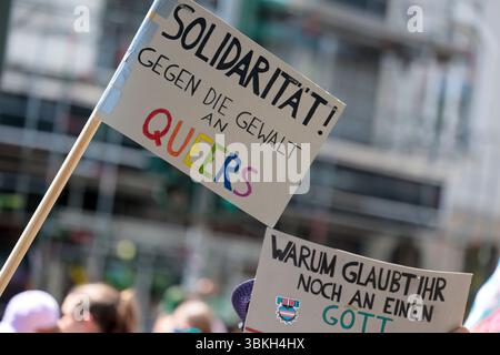 Düsseldorf, Deutschland. Juni 2025. Ein Teilnehmer an der Christopher Street Day Rallye trägt ein Schild mit der Aufschrift: 'Solidarität! Gegen Gewalt gegen Queers'. Dieses Jahr lautet das Motto: „Liebe vereint - Hass zerstört!“. Quelle: Thomas Banneyer/dpa/Alamy Live News Stockfoto