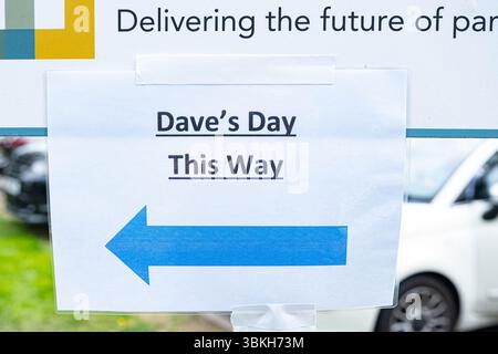 Knutsford Service Station (Nord), Großbritannien. Juni 2025. Tausende von Fahrradfahrern, viele davon in Hawaiian Shirts gekleidet, halten im Knutsford Service Area auf dem Weg von London nach Barrow in Furness an Dave Myers, Hairy Biker. Credit Mark Lear / Alamy Live News Stockfoto