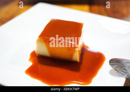 Thailändischer Kokosmilchpudding im authentischen thailändischen Restaurant Stockfoto