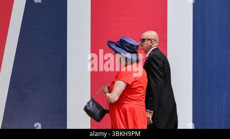 Ascot, Berkshire, Großbritannien. Juni 2025. Rennfahrer genießen die wunderschöne Sonne am 4. Tag von Royal Ascot auf der Ascot Racecourse in Berkshire. Quelle: Imageplotter/Alamy Live News Stockfoto