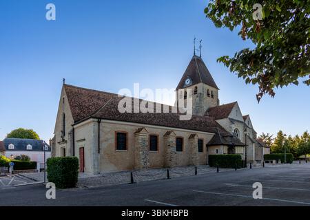 Außenansicht der katholischen Kirche Saint-Pierre in Plaisir, Frankreich, im französischen Departement Yvelines Stockfoto