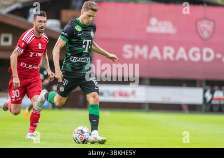 Bramberg am Wildkogel, Österreich – 3. Juli 2023. Ferencvaros Mittelfeldspieler Kristoffer Zachariassen und Botosani Linksverteidiger Alexandru Tiganasu während der Interna Stockfoto