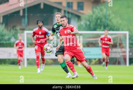 Bramberg am Wildkogel, Österreich – 3. Juli 2023. Ferencvaros Mittelfeldspieler Kristoffer Zachariassen und Botosani Linksverteidiger Alexandru Tiganasu während der Interna Stockfoto