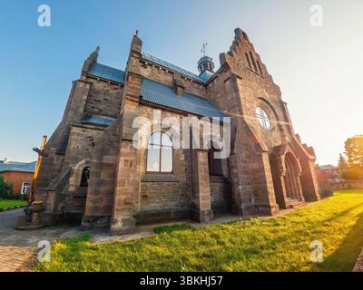 Das Sonnenlicht beleuchtet die elegante Fassade der Kirche im Dorf Butsniv, Ukraine. Altes restauriertes historisches Denkmal Stockfoto