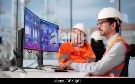 Black Woman Engineer Überwacht Innovatives Automatisierungssystem In Der Ölraffinerie. Stockfoto