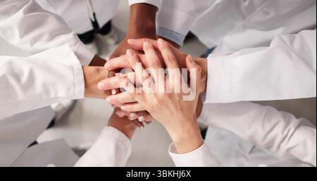 Medizinische Fachkräfte Arbeiten Zusammen Und Unterstützen Sich Gegenseitig Im Krankenhaus. Stockfoto