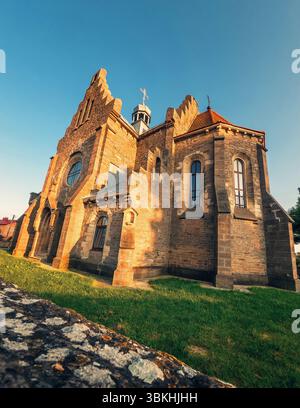 Das Sonnenlicht beleuchtet die elegante Fassade der Kirche im Dorf Butsniv, Ukraine. Altes restauriertes historisches Denkmal Stockfoto