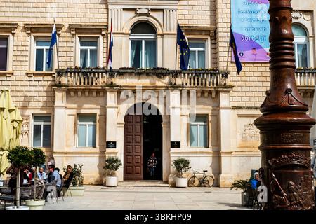Das Rathaus von Zadar befindet sich auf dem Platz des Volkes in Kroatien. Stockfoto