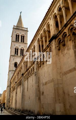 Arkade und Glockenturm der Kathedrale Saint Anastasia in Zadar, Kroatien. Stockfoto