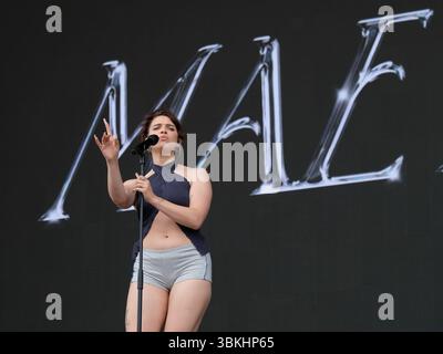 Newport, Isle of Wight, Großbritannien. Juni 2025. Die britische Sängerin, Songschreiberin, Schauspieler und Eurovision-Eintrag Holly Mae Muller, bekannt als Mae Muller, trat live auf der Bühne Isle of Wight, UK, auf Credit: Dawn Fletcher-Park/Alamy Live News Stockfoto