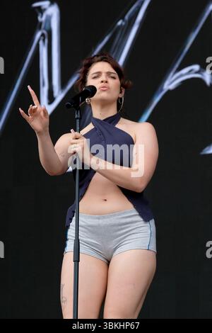 Newport, Isle of Wight, Großbritannien. Juni 2025. Die britische Sängerin, Songschreiberin, Schauspieler und Eurovision-Eintrag Holly Mae Muller, bekannt als Mae Muller, trat live auf der Bühne Isle of Wight, UK, auf Credit: Dawn Fletcher-Park/Alamy Live News Stockfoto