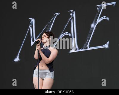 Newport, Isle of Wight, Großbritannien. Juni 2025. Die britische Sängerin, Songschreiberin, Schauspieler und Eurovision-Eintrag Holly Mae Muller, bekannt als Mae Muller, trat live auf der Bühne Isle of Wight, UK, auf Credit: Dawn Fletcher-Park/Alamy Live News Stockfoto