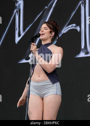 Newport, Isle of Wight, Großbritannien. Juni 2025. Die britische Sängerin, Songschreiberin, Schauspieler und Eurovision-Eintrag Holly Mae Muller, bekannt als Mae Muller, trat live auf der Bühne Isle of Wight, UK, auf Credit: Dawn Fletcher-Park/Alamy Live News Stockfoto