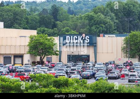 New Hartford, New York – 20. Juni 2025: Außenansicht des Dick's Sporting Goods Store Building. Stockfoto