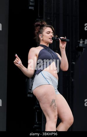 Newport, Isle of Wight, Großbritannien. Juni 2025. Die britische Sängerin, Songschreiberin, Schauspieler und Eurovision-Eintrag Holly Mae Muller, bekannt als Mae Muller, trat live auf der Bühne Isle of Wight, UK, auf Credit: Dawn Fletcher-Park/Alamy Live News Stockfoto