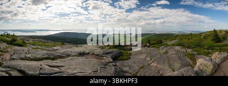 Panrorama-Blick vom Catillac Mountain mit Blick auf den Atlantischen Ozean in Acadia Stockfoto