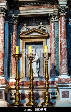 Tabernakel mit dem eucharistischen Altar in der Kathedrale von Sankt Anastasia in Zadar, Kroatien. Details von Moses und Cherubs. Stockfoto