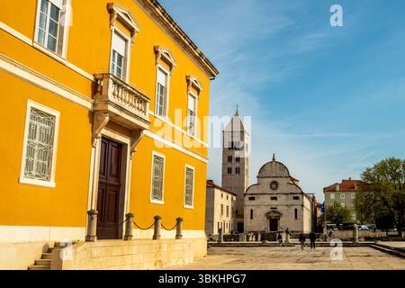 Portal im Renaissancestil der Marienkirche in Zadar, Kroatien. Stockfoto