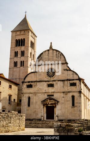 Portal im Renaissancestil der Marienkirche in Zadar, Kroatien und des romanischen campanile. Stockfoto