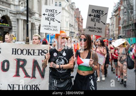 London, Großbritannien. 21. Juni 2025. Hunderte versammelten sich zum jährlichen Dyke March, einem Protest an der Basis, der Sichtbarkeit, Gemeinschaft und den fortwährenden Kampf für die Befreiung aller Deiche, einschließlich transbinärer und nicht-binärer Individuen, betonte. Der marsch war eine mächtige Alternative zum Mainstream-Pride. Anrede: Andrea Domeniconi/Alamy Live News Stockfoto
