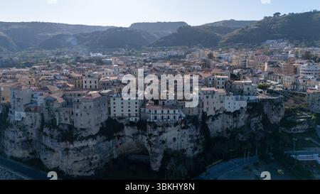 Eine historische Kirche von Santuario di Santa Maria dell'Isola di Tropeaon, einer Klippe mit Blick auf das Meer, umgeben von üppigem Grün und einem klaren blau Stockfoto