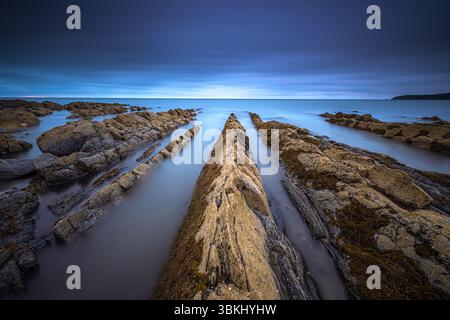 Eine ruhige Küstenlandschaft mit einer wunderschönen Rocky Shoreline in der Abenddämmerung Stockfoto
