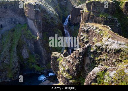 Fjaðrárgljúfur Canyon mit dem Fluss Fjaðrá, der durch ihn fließt, Island Stockfoto