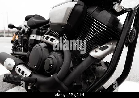 Die Abbildung zeigt eine detaillierte Ansicht eines Motorradmotors, wobei das schlanke Design und die metallischen Komponenten hervorgehoben werden. Der Motor scheint sich in einwandfreiem Zustand zu befinden Stockfoto