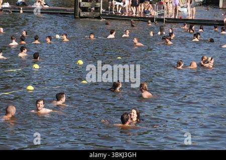 Amsterdam, Niederlande. Juni 2025. AMSTERDAM, NIEDERLANDE - 21. JUNI: Am 21. JUNI 2025 im Hafen in der Nähe des Maritimen Museums in Amsterdam, Niederlande, schwimmen die Mitglieder der Öffentlichkeit dort, wo die Temperaturen auf 30 Grad anstiegen. (Foto von Paulo Amorim/SIPA USA) Credit: SIPA USA/Alamy Live News Stockfoto
