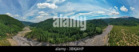 Gifford Pinchot National Forest, Washington, USA - 4. Juli 2019: Panoramablick auf das Tal des A Gifford Pinchot National Forest. Stockfoto