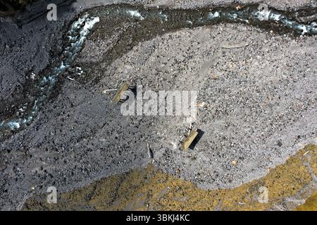 Gifford Pinchot National Forest, Washington, USA - 4. Juli 2019: Aus der Vogelperspektive eines Flussverbandes mit einem Bach, der durch das Flussbett fließt. Stockfoto