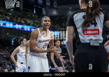 Chicago, USA. Juni 2025. Chicago, USA, 21. Juni 2025: Alyssa Thomas (25 Phoenix Mercury) streitet mit dem Schiedsrichter während des Spiels zwischen den Chicago Sky und Phoenix Mercury am Samstag, 21. Juni 2025 in der Wintrust Arena, Chicago, USA. (KEINE KOMMERZIELLE NUTZUNG) (Shaina Benhiyoun/SPP) Guthaben: SPP Sport Pressefoto. /Alamy Live News Stockfoto