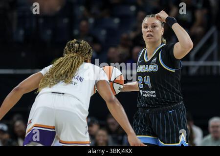 Chicago, USA. Juni 2025. Chicago, USA, 21. Juni 2025: Rachel Banham (24 Chicago Sky) spielt das Spiel zwischen den Chicago Sky und Phoenix Mercury am Samstag, 21. Juni 2025 in der Wintrust Arena, Chicago, USA. (KEINE KOMMERZIELLE NUTZUNG) (Shaina Benhiyoun/SPP) Guthaben: SPP Sport Pressefoto. /Alamy Live News Stockfoto