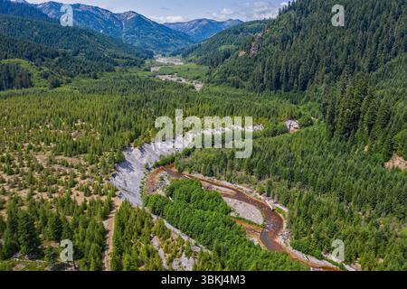 Gifford Pinchot National Forest, Washington, USA - 4. Juli 2019: Aus der Luft fließt ein Fluss durch ein Tal. Stockfoto