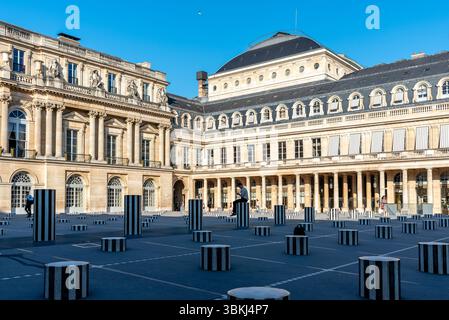 Les Deux Plateaux, auch bekannt als Colonnes de Buren. Es ist eine Kunstinstallation des französischen Künstlers Daniel Buren im 1. Arrondissement von Paris Stockfoto