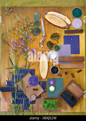 Flache Anordnung einer kreativen Moodboard-Komposition mit natürlichen Materialien, Stoffmustern, Waldkräutern, Holztexturen und einer grünen Farbpalette Stockfoto