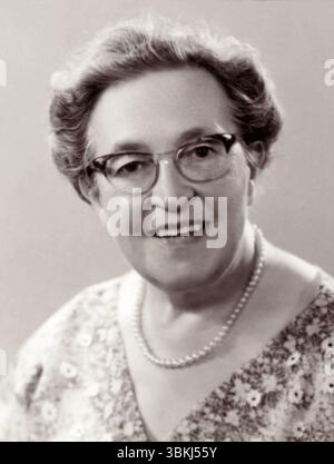 Porträt von Corrie Ten Boom (1892–1983), niederländischer christlicher Holocaust-Überlebender, die von den Nazis inhaftiert und im Konzentrationslager Ravensbrück festgehalten wurde, weil sie zusammen mit ihrer Familie während des Zweiten Weltkriegs Juden versteckte Stockfoto