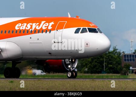VIJFHUIZEN, NIEDERLANDE - 4. JUNI: Ein Airbus A320-214 von easyJet aus Manchester wird am 4. Juni 2025 in Vijfhuizen, Niederlande, auf dem Flughafen Schiphol ankommen. (Foto: Joris Verwijst/Orange Pictures) Stockfoto