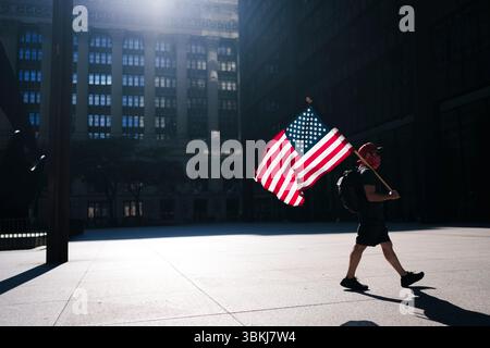 CHICAGO, IL, USA – 14. Juni 2025: Menschen versammeln sich auf dem Daley Plaza in der Innenstadt von Chicago, um an der nationalen „No Kings“-Proteste teilzunehmen. Stockfoto